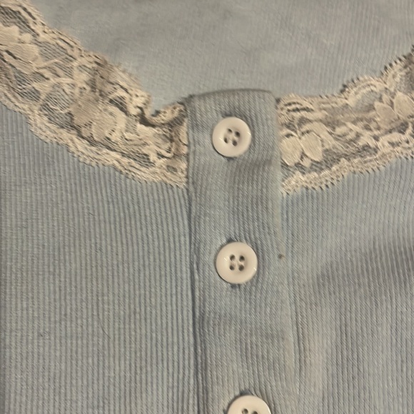 Blue cropped button up lace shirt - Picture 3 of 4